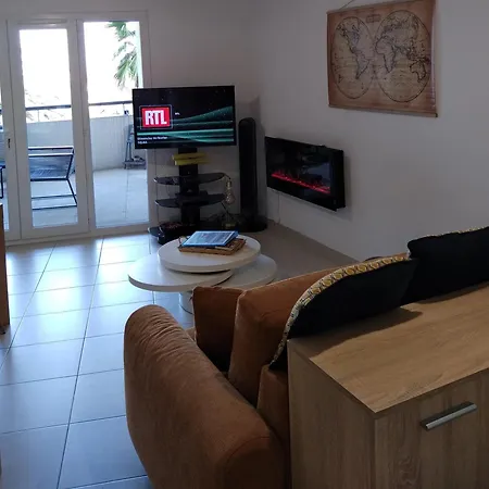 Rdc Avec Terrasse Et Parking Prive Апартаменты *