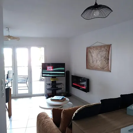 Апартаменти Rdc Avec Terrasse Et Parking Prive *