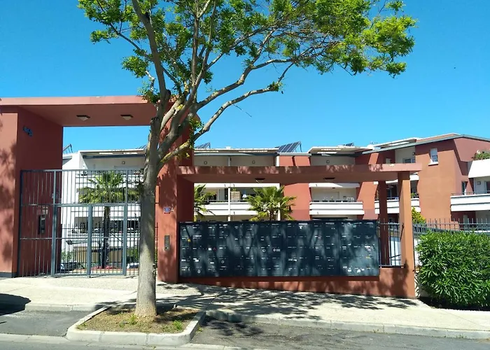 Rdc Avec Terrasse Et Parking Prive Apartment